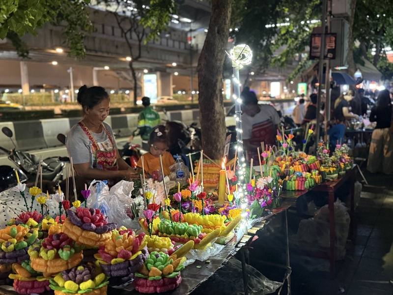 曼谷街頭販賣水燈的攤販。水燈是由木船做成蓮花狀，供民眾放在水中或溪上漂流，以祈求來年順利。