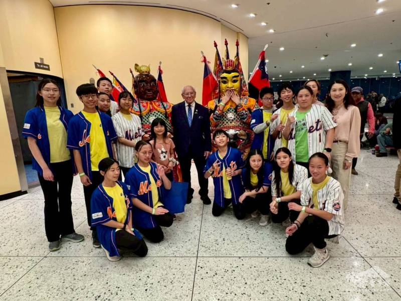 Congressman Paul D. Tonko (center), Cultural Center Director Yi-Ju Wang (right), and FASCA Albany members take a group photo with Taiwan icon San Tai Zi before the performance.