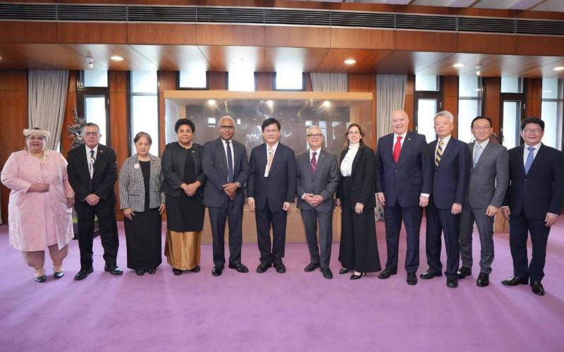 外交部長林佳龍（左六）與馬紹爾常代席克（John M. Silk，左二）大使、巴拉圭常代斯卡畢尼（Marcelo Eliseo Scappini Ricciardi，左七）大使、斐濟常代塔拉吉尼吉尼（Filipo Tarakinikini，左五）大使等與會貴賓合影
