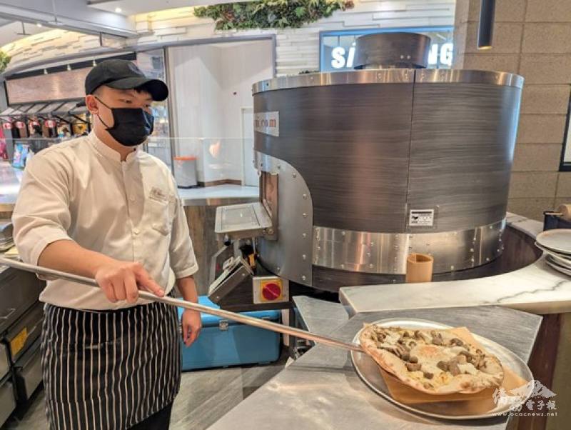 來自香港的甘明東，在學期間於三澧企業工讀及實習已期滿兩年。