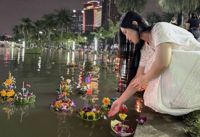 泰國水燈節5日登場，許多民眾至鄰近公園水池或河畔施放水燈，祈求來年順利。