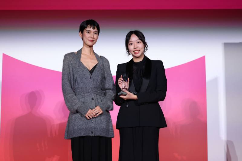 國立臺灣藝術大學導演陳莉璇《保密例外》榮獲38屆東京國際影展「亞洲學生短片競賽單元」評審團特別獎（右），左為本單元評審之一並擔任頒獎貴賓的岡本多緒。（©2025_TIFF提供）