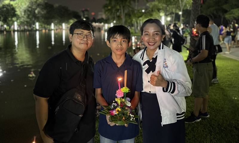 住在曼谷逾10年的菲律賓人桑蒂雅各（右）表示，今年泰國水燈節的氣氛較爲平淡，去年水燈節期間，街道四處都有鮮艷裝飾，河上會有小船和表演活動，今年因王太后辭世而格外安靜。