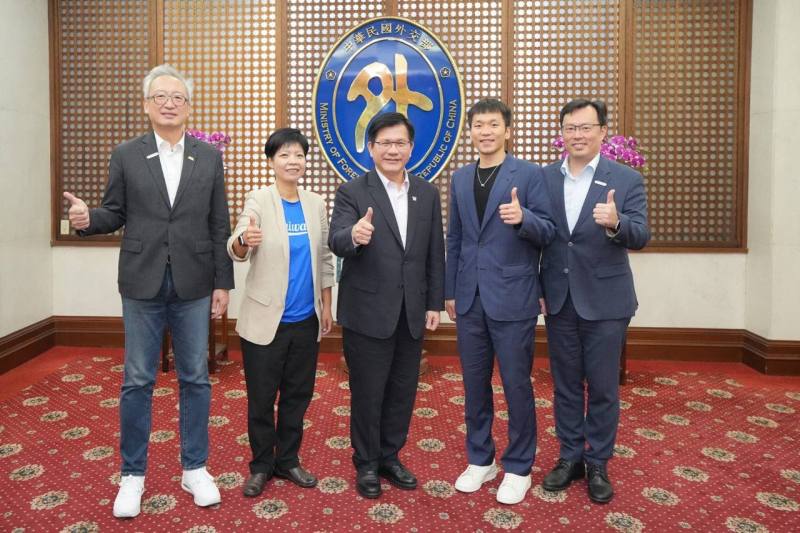 外交部長林佳龍、運動部長李洋、我國無任所大使劉柏君、外交部政務次長吳志中及運動部政務次長鄭世忠合影