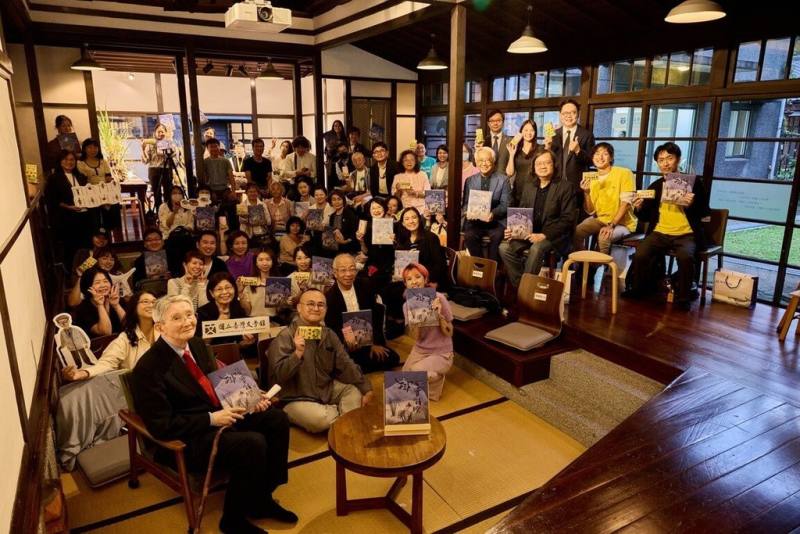 國立台灣文學館推出華、台雙語繪本「掛蚊帳的夜晚」、「掛蠓罩的暗暝」，訴說「台灣文學基地」前身故事，原居住戶、94歲「灣生」新元久（前左）5日出席新書發表會，和與會來賓合影。（國立台灣文學提供）