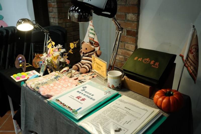 為讓社會大眾更了解弱勢家庭的真實處境，台北家扶以「愛在巷弄間」為題，5日起在剝皮寮歷史街區舉辦60週年特展，展出一日社工員及家系圖體驗，以及多張剪報。（台北家扶提供）