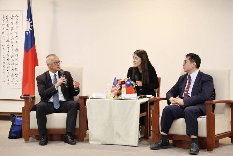 美國加州托倫斯市長陳光豪（George Chen）（左）5日拜會台南市長黃偉哲（右），邀請台南市組隊參加托倫斯市國際少棒友誼賽，開啟兩市選手實質交流。（台南市政府提供）