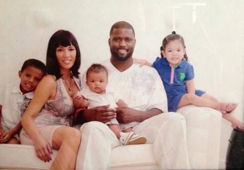 前美國職籃NBA灌籃大賽冠軍得主萊德的兒子萊德四世取得台灣護照，媽媽凡妮莎（左2）曾在高雄教過3年英文，很期待未來萊德四世能披上台灣男籃戰袍。（Vanessa Rider提供）