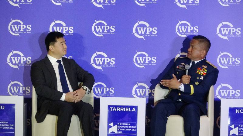 第2屆「馬尼拉南海對話」5日晚間登場，菲律賓海岸防衛隊發言人塔瑞耶拉（右）與中國人民解放軍海軍退役上校劉曉博，就國際法在南海爭議中的適用性，以及域外國家介入等問題激烈交鋒