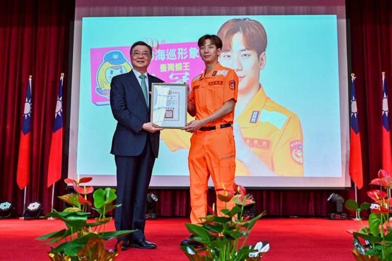 卓院長提到，今日特別邀請游泳健將「蝶王」王冠閎擔任「海巡形象大使」