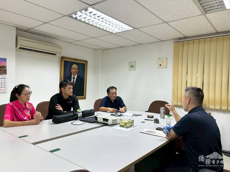 講師姚長安(右1)在吉打州臺商會會長羅濟原(左2)陪同下拜訪輝帝企業，由名譽會長林士群(右2)接待