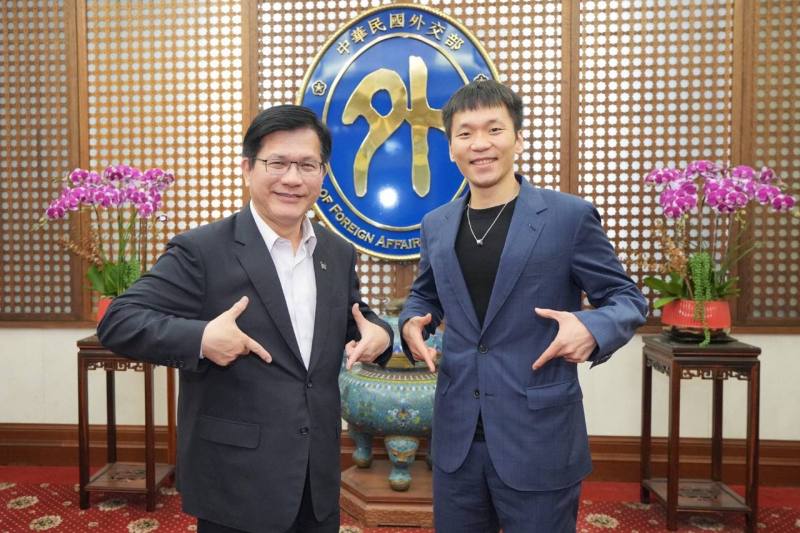 外交部長林佳龍及運動部長李洋合影