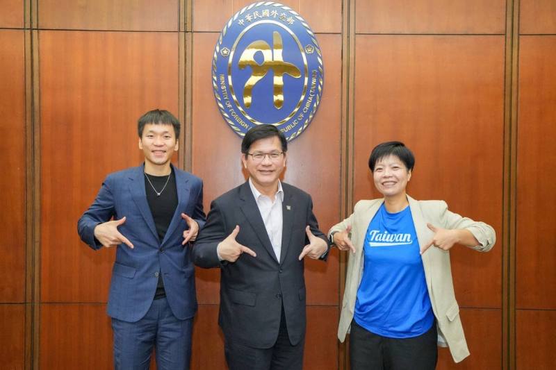 外交部長林佳龍、運動部長李洋及我國無任所大使劉柏君合影