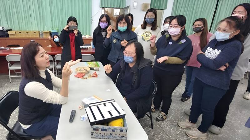 邀請國立臺中教育大學吳佩芳教授進行圖片兌換溝通系統示範教學