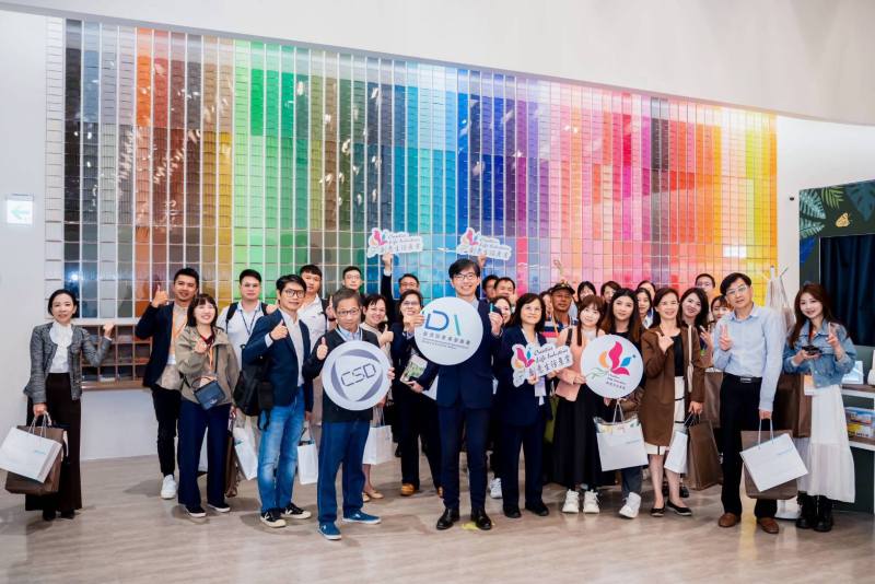 今日經濟部產業發展署舉辦創意生活事業表揚授證典禮，邱求慧署長與業者一同合影