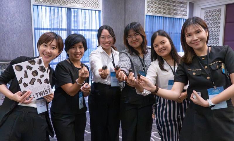 朱拉隆功大學Suchana Apple Chavanich教授(左2)及多位與會者體驗海廢扭蛋