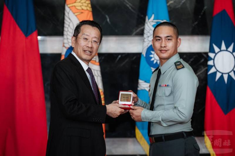 部長頒發紀念章