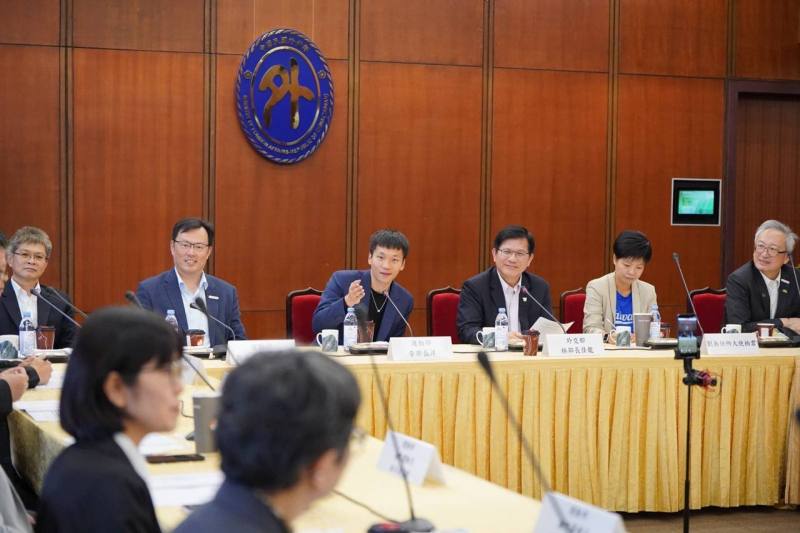 首次外交運動兩部雙部長會議討論熱烈