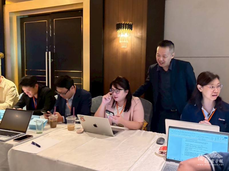 姚長安帶領與會人員一步一步撰寫Prompt