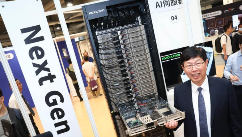 圖為鴻海50週年股東會特展展出最新GB200人工智慧AI伺服器，董事長劉揚偉（前）接受媒體訪問。（中央社檔案照片）