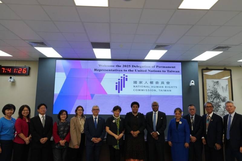 馬紹爾群島、巴拉圭、斐濟的駐聯合國常任代表訪問團4日拜會國家人權委員會。（人權會提供）
