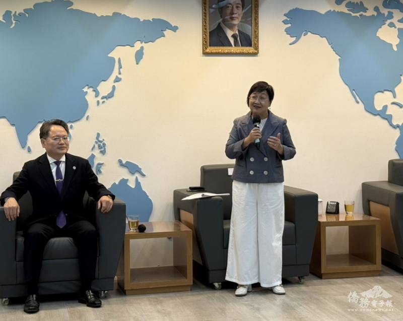 僑委會委員長徐佳青致詞恭喜獲獎企業