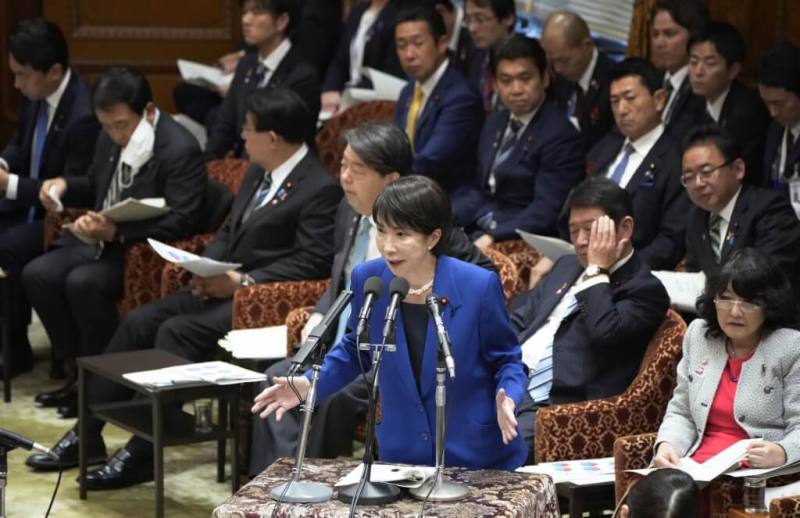 日本首相高市早苗（中）7日在眾議院接受質詢。（共同社）