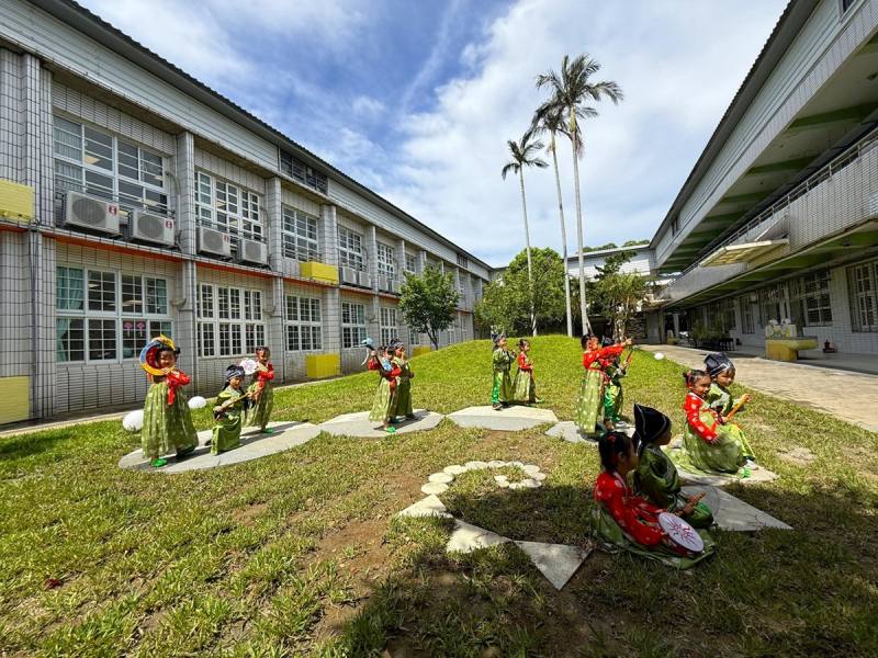 桃園市新興國小：中庭融合黃金比例的螺旋鋪面設計，結合校內活動。