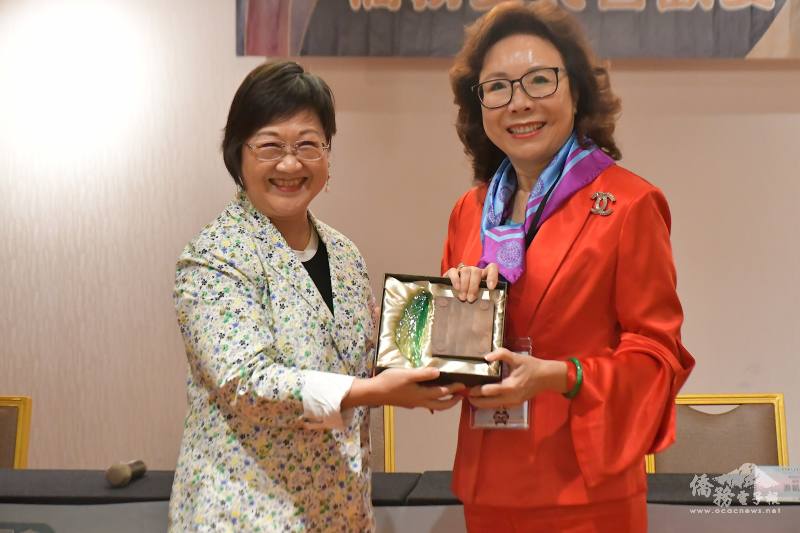 徐佳青致贈紀念品予團長陳曾志瑛