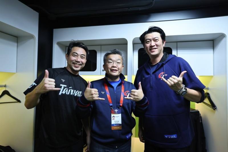 世界12強棒球賽台灣隊2024年勇奪冠軍，以12強奪冠為主題的紀錄片「冠軍之路」，訂於2026年1月上映，片中有教練王建民（右起）、中職會長蔡其昌及教練林岳平合影畫面。（牽猴子提供）