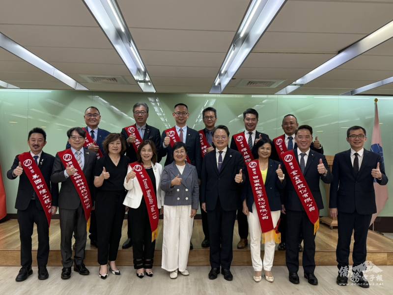 中華民國全國中小企業總會副理事長陳萬來(前右四)率領磐石獎得主拜會僑委會