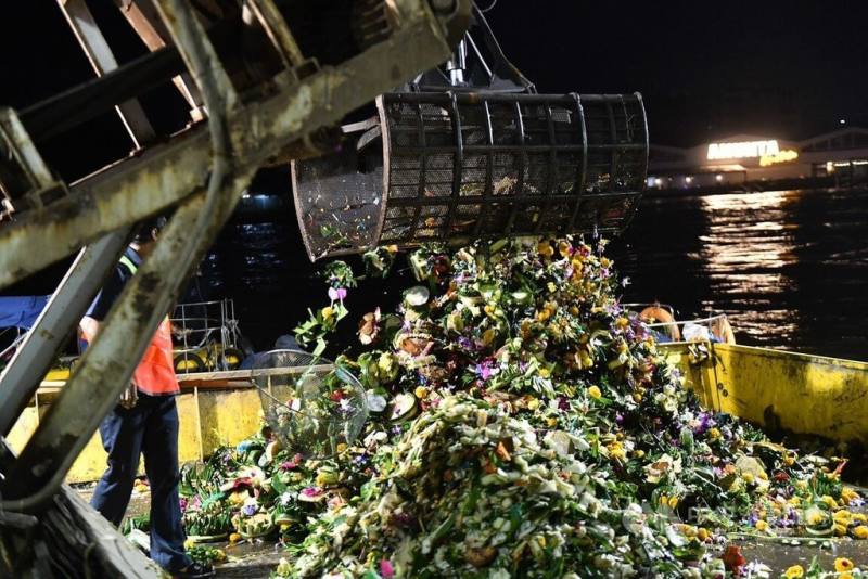 曼谷政府5日晚間起出動大批清潔人員清理留在河面上的水燈，共清理近40萬個水燈，總數量比去年減少24%