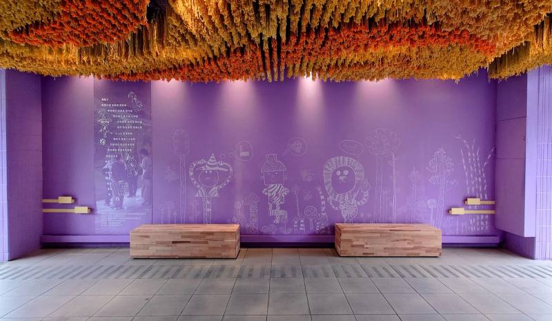 桃園市新興國小：穿堂呼應在地地景的稻浪裝置及孩子們的創作塗鴉牆。