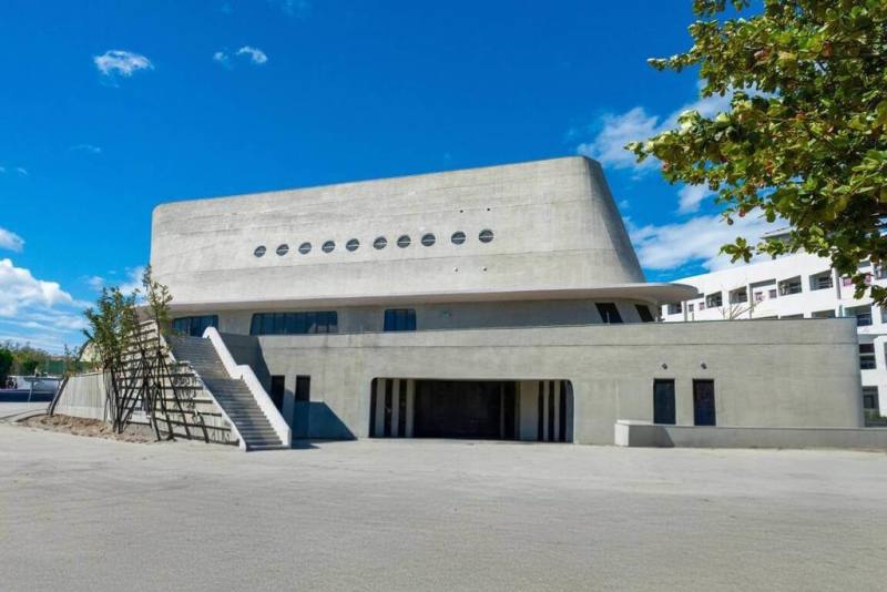 恆春文化中心劇場館將在15日正式啟用，為地下1層、地上5層，規劃670席座位演藝廳、200席視聽室，以及演出排練空間及商業服務空間。（屏東縣政府文化處提供）