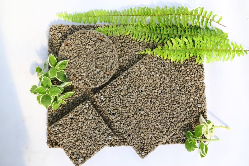 火山浮石手作植生板可依個人療育感受，選用不同大小顆粒排列與灌製外型，製作專屬自己的獨特植生板。