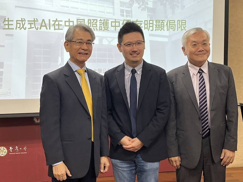 生成式AI風行，不少人遇事就問ChatGPT等AI，不過台大公衛學院副教授李達宇（中）團隊近期完成全球首項生成式AI在中風照護資訊提供上的表現評估，發現臨床表現幾乎都低於60分，他6日提醒民眾別把AI當醫師