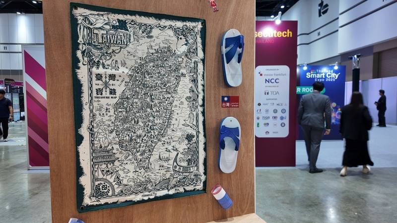 台灣民間業者自組「台灣隊」參加泰國智慧城市展，另設「台灣智慧城市一站式解決方案」，展區佈置融入台啤、黑白拖和珍珠奶茶等台灣元素