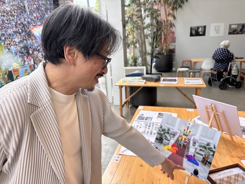 「辣台妹」藝術展日本巡迴展移師東京Shibaura House展出。林育良拍攝前總統蔡英文前後達13年。蔡英文離任前，魯保羅變裝皇后秀冠軍得主妮妃雅在總統府蔣中正「天下為公」半身像前與蔡英文的合影，令他印象深刻