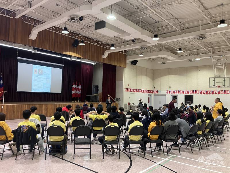 藍柏青在多倫多FASCA與僑界人士參加講者金翎分享原著楊雙子「臺灣漫遊錄」一書翻譯心路歷程引言與座談情形。