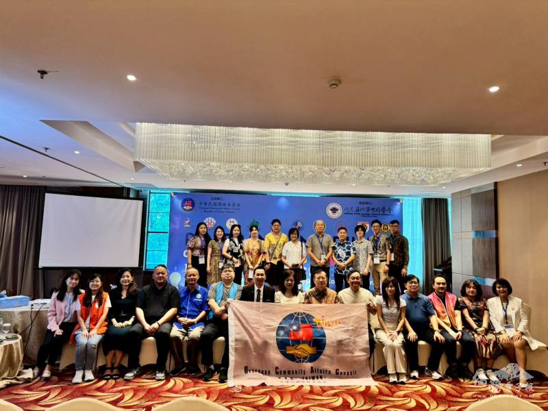 第3站棉蘭站，招生團師長與承辦單位蘇北留臺同學會幹部們一同合影，活動圓滿成功