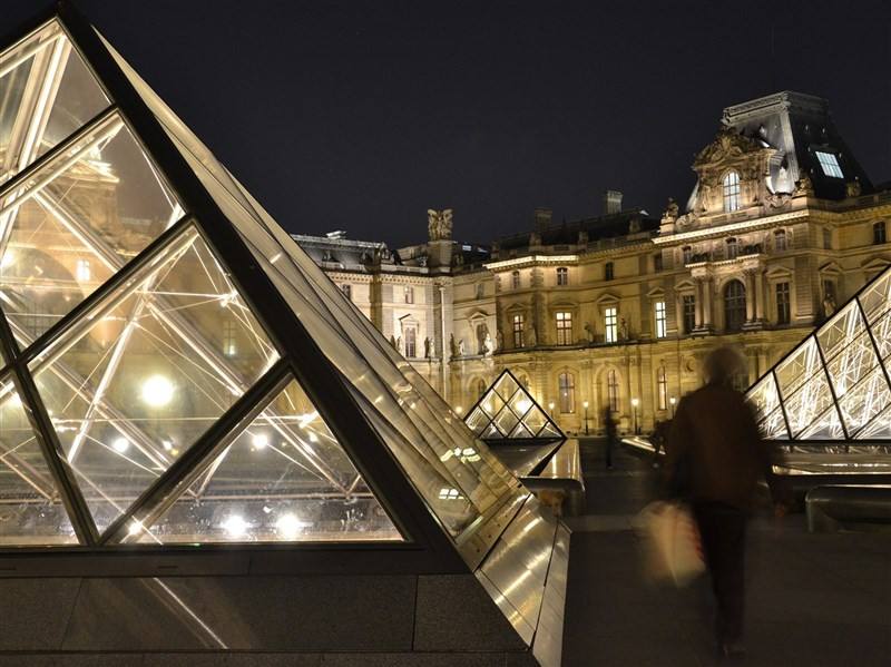圖為法國巴黎羅浮宮博物館夜間景色。（中央社檔案照片）