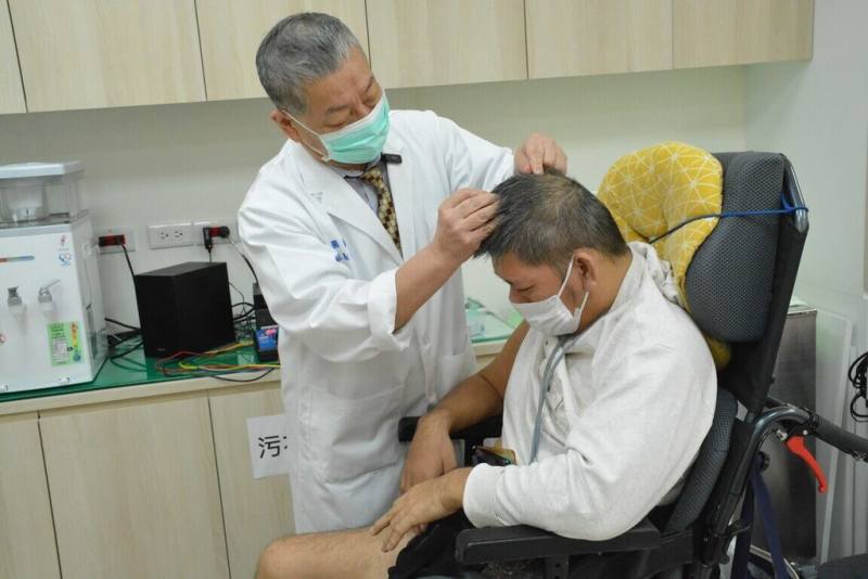 台東馬偕醫院於民國114年初成立中醫科，與西醫配合中風病人後續復能療程，迄今已有多名患者在行動及語言上，獲得良好改善。圖為患者接受針灸治療情形。（台東馬偕提供）