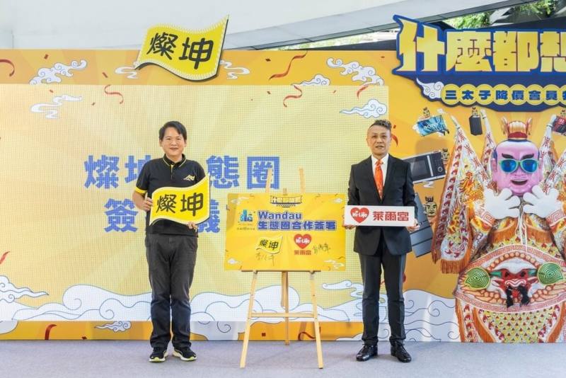 燦坤6日宣布，超商萊爾富加入燦坤會員生態圈。燦坤行銷長李經緯（左）、萊爾富公關長彭傳璋（右）代表簽署合作。（燦坤提供）