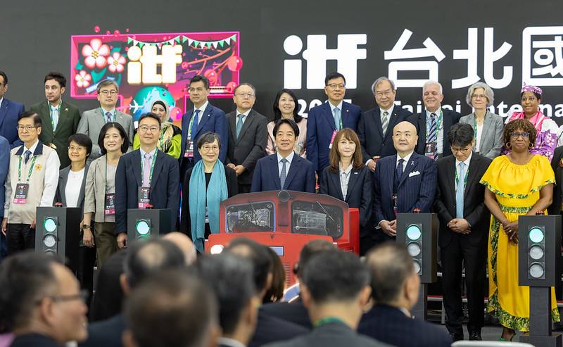 總統與現場貴賓一同進行ITF開幕啟動儀式