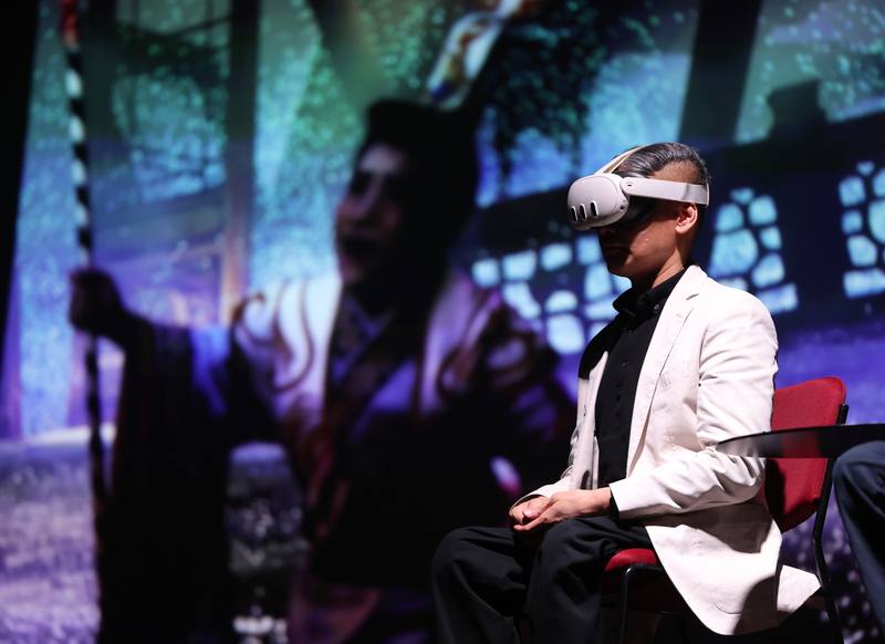 「114年藝文場館科藝創新計畫」英雄．超時空「鳳凰變」將在12月於台北、嘉義兩地展開全台巡演，宣傳記者會6日在台灣戲曲中心舉行，國立傳統藝術中心副主任王逸群（圖）上台體驗「鳳凰變」沉浸式VR展覽