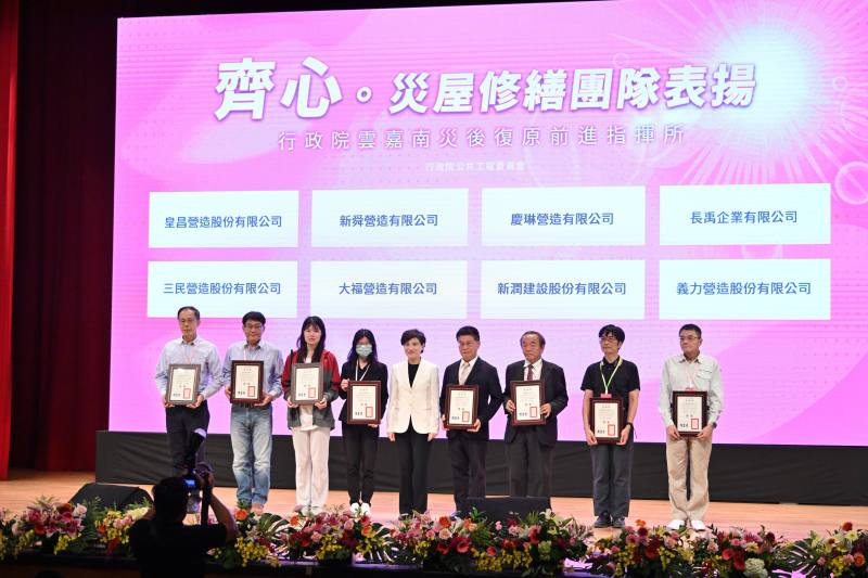 鄭副院長頒發感謝狀予協助修繕廠商並合影留念