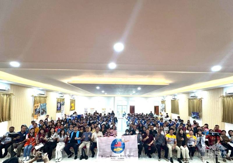 雅加達站第2天行程，招生團來到承辦單位雅加達留台校友會安排當地高中Mutiara Bangsa 1 School辦理說明會，吸引共約360位學生及家長前來聆聽，反應熱烈