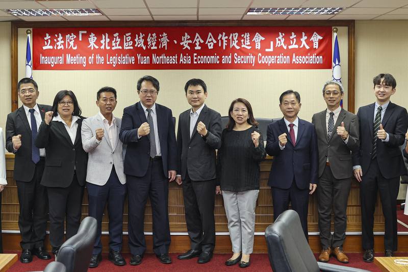 民進黨立委邱志偉（左4）7日舉辦「立法院東北亞區域經濟、安全合作促進會」成立記者會，邱志偉表示，在當前國際政經局勢下，全球供應鏈重整的關鍵時刻，推動台、日、韓的國會外交與區域經貿制度化合作，能有效強化經貿合作、能源安全與區域安全關係