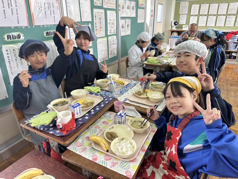 小學學童對午餐能吃到臺灣香蕉都感到非常興奮與期待