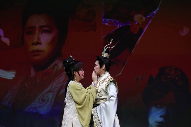 曾獲傳藝金曲獎肯定的新編歌仔戲「鳳凰變」2025年12月將啟動台北、嘉義巡演，秀琴歌劇團演員莊金梅（左）、張秀琴（右）6日在記者會中演出精彩片段